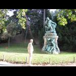 Jardin des Plantes - jeden z pomników