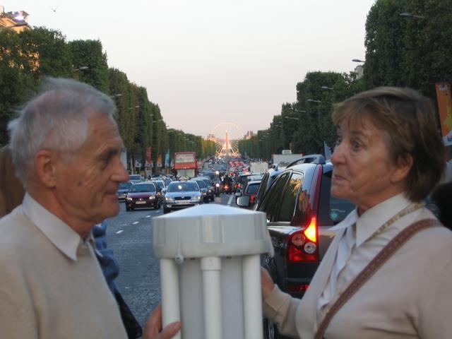 Avenue des Champs Elysees i karuzela w słońcu (na Pl. De la Concorde)