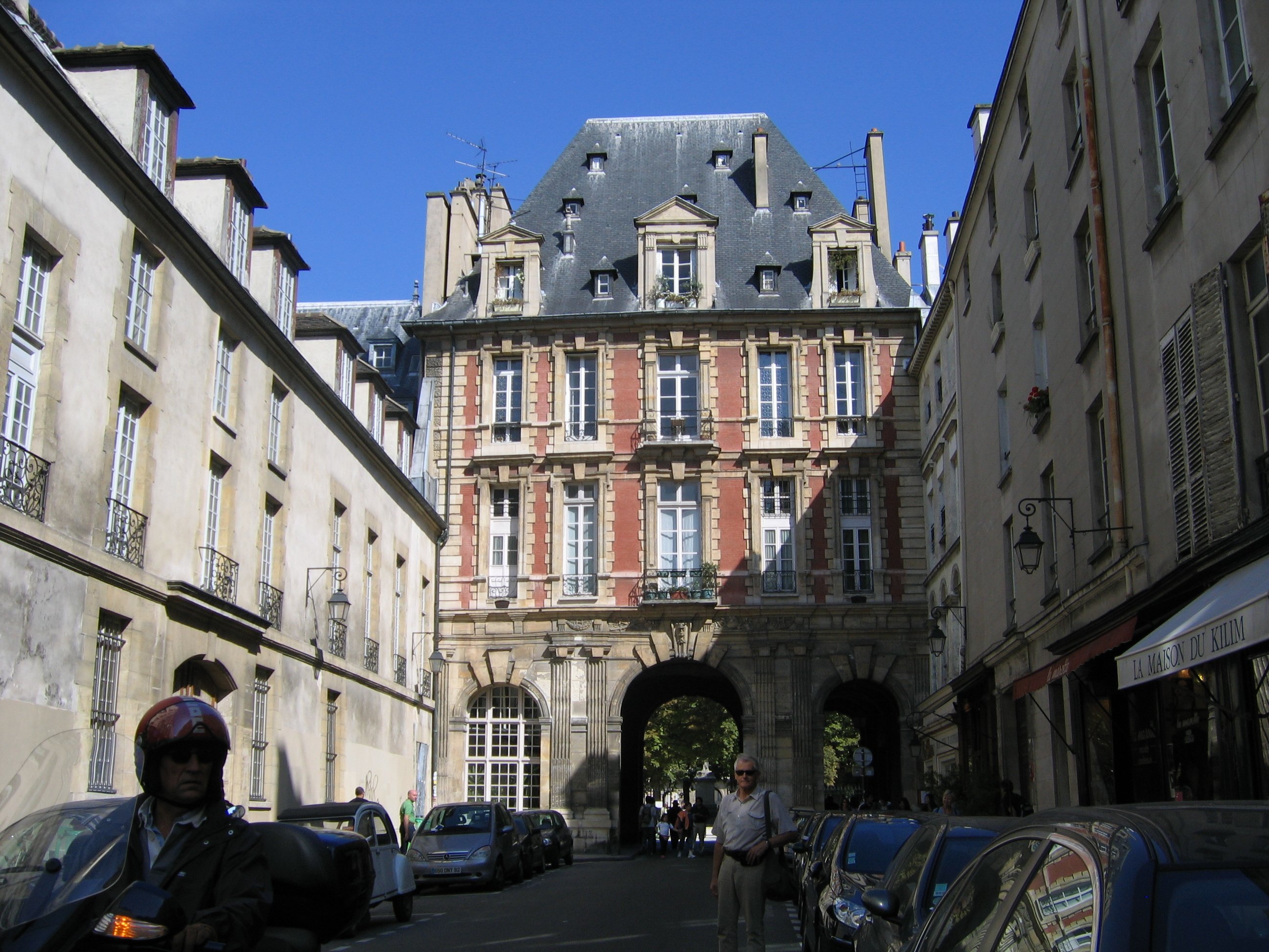 Przed wejściem na Place des Vosges