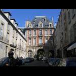 Przed wejściem na Place des Vosges