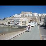 Peniscola - siedziba Benedykta XIII (na górze) i więzienie ptaków (pod palmami po lewej)