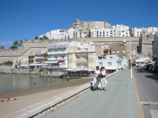 Peniscola - siedziba Benedykta XIII (na górze) i więzienie ptaków (pod palmami po lewej)