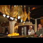 Sevilla - słynne jamón iberico dochodzą nad barem w dymie papierosowym