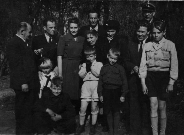 Dębno 1949 r z rodziną i przyjaciółmi rodziców