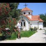 Wnętrze wyspy - kościółek w kwiatach przy drodze do Embonas (1)