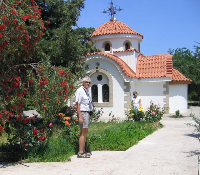 Wnętrze wyspy - kościółek w kwiatach przy drodze do Embonas (1)