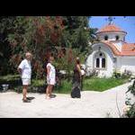 Wnętrze wyspy - kościółek w kwiatach przy drodze do Embonas (2)
