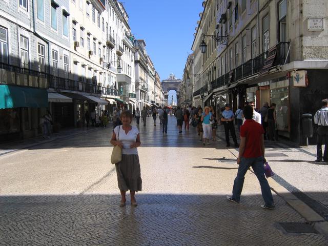 Lizbona - Rua Augusta z bramą na Praca do Comercio