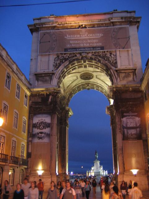 Lizbona - brama na plac Comercio wieczorem