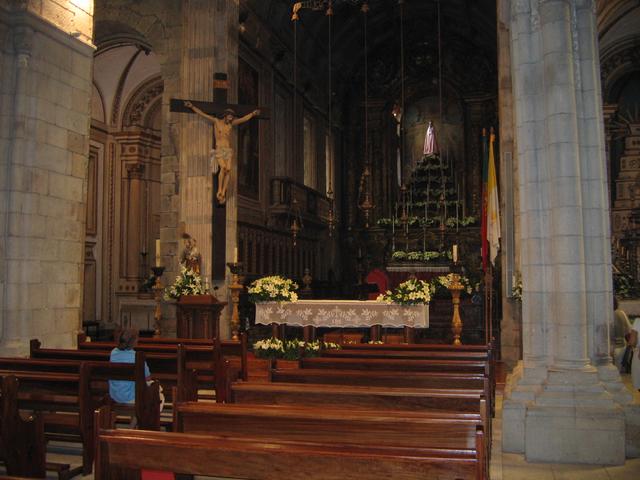Guimaraes - w kościele z charakterystycznym kaskadowym ołtarzem
