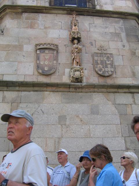 Braga - figura Matki Bożej Karmiącej na murze katedry