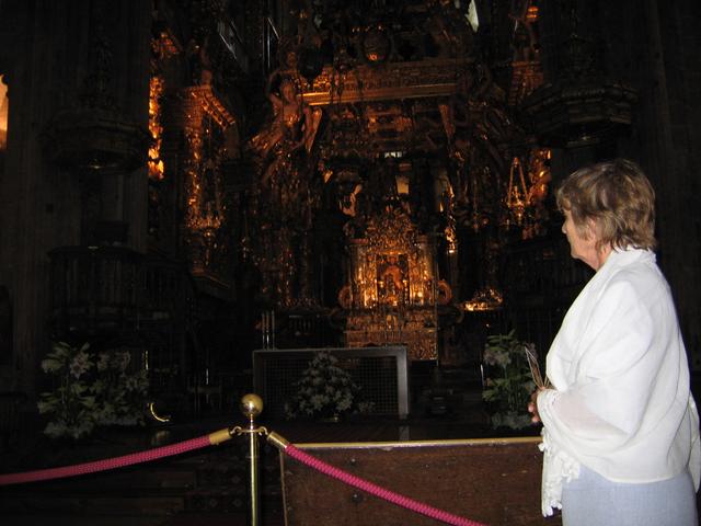 Santiago de Compostela - ołtarz z obejmowaną rtualnie figurą Świętego