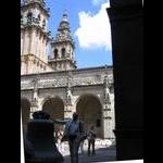 Santiago de Compostela - pęknięte dzwony na placu muzeum katedralnego
