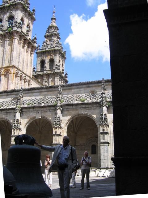 Santiago de Compostela - pęknięte dzwony na placu muzeum katedralnego