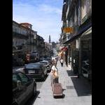 Porto - z nowozakupioną torbą na ulicy wiodącej do Torre dos Clerigos