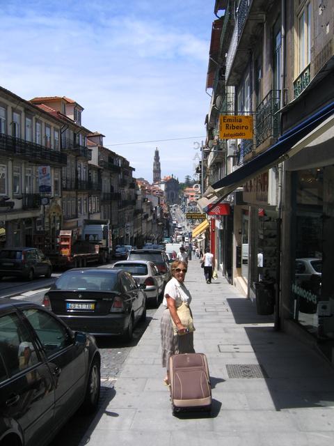 Porto - z nowozakupioną torbą na ulicy wiodącej do Torre dos Clerigos