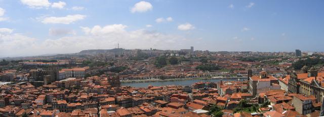 Porto - panorama z Torre dos Clerigos na rzekę