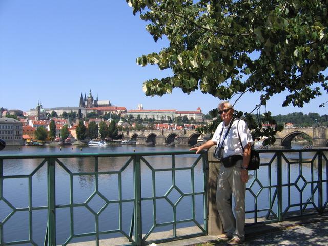 Wełtawa z widokiem na most Karola i Hradczany