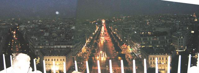 Avenue des Champs Elysees (widok z Łuku Triumfalnego)