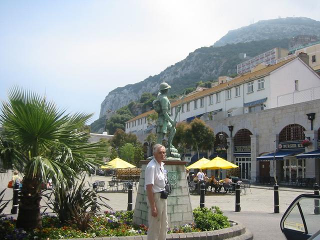 Gibraltar - rynek z pomnikiem obrońcy