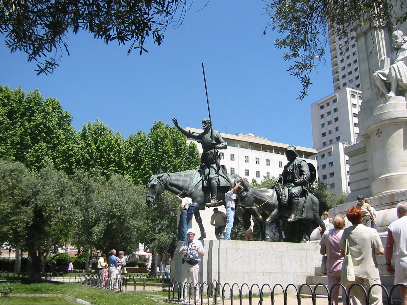Pomnik Serwantesa na Plaza de Espana