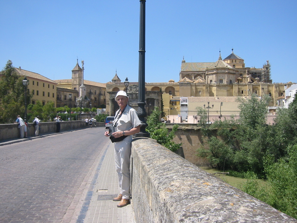 Kordoba - Mezquita widziana z Rzymskiego Mostu nad Guadalquivirem